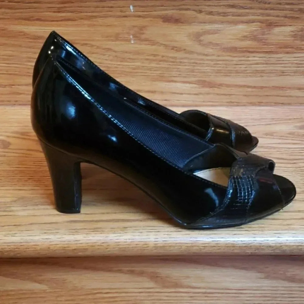 Life Stride Catie 9W black patent leather slip ons